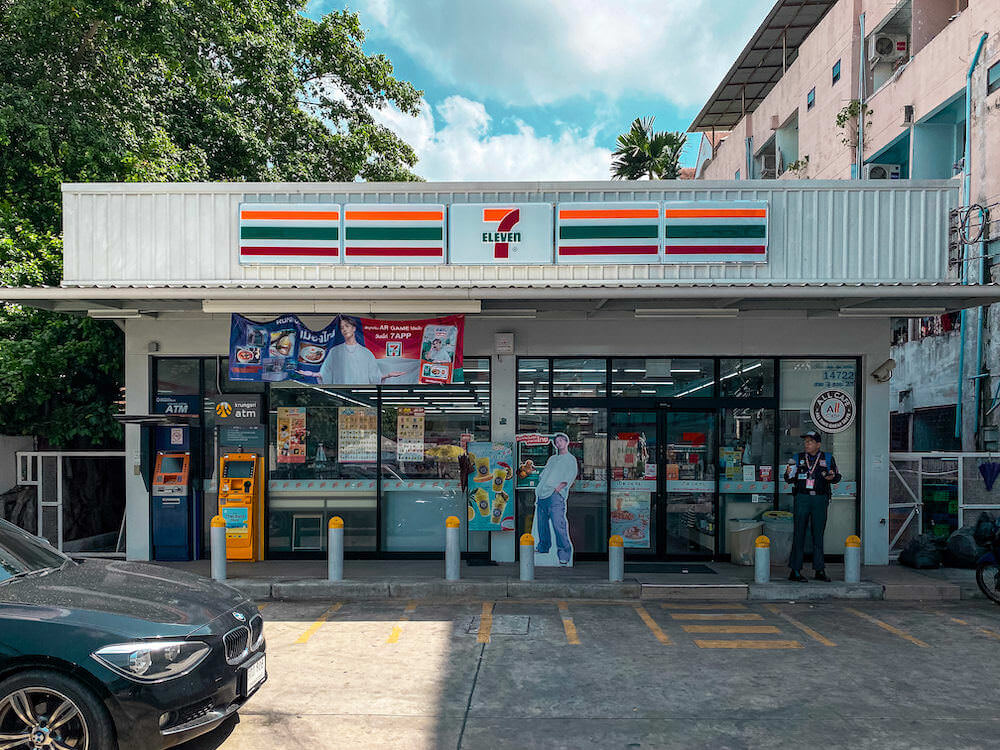 P プラス ホテル（P Plus Hotel）の隣にあるセブンイレブン