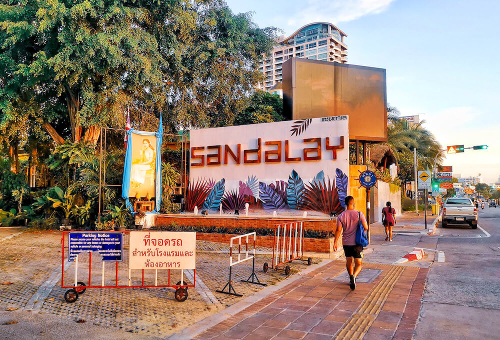 サンダレー リゾート パタヤ(Sandalay Resort Pattaya)ホテル前のビーチロードの雰囲気