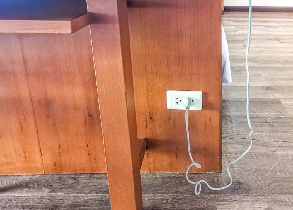 サンダレー リゾート パタヤ(Sandalay Resort Pattaya)客室ベッド裏のコンセント
