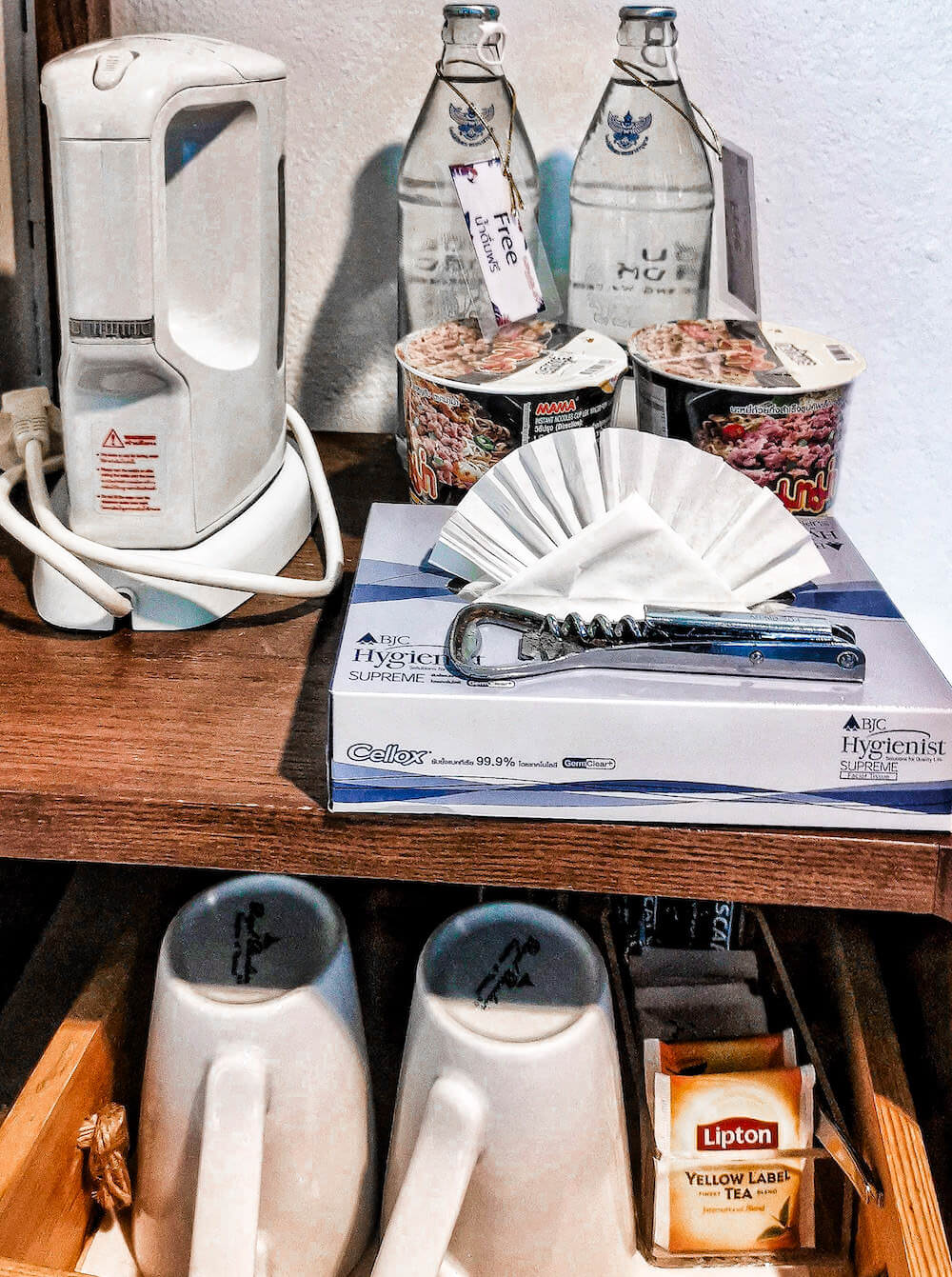 サンダレー リゾート パタヤ(Sandalay Resort Pattaya)の客室に備えられている無料の水とコーヒー類