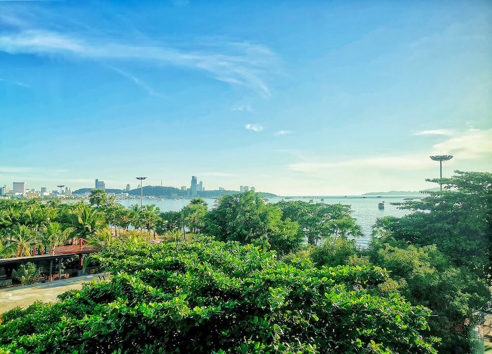 サンダレー リゾート パタヤ(Sandalay Resort Pattaya)の客室から見えるパタヤビーチ