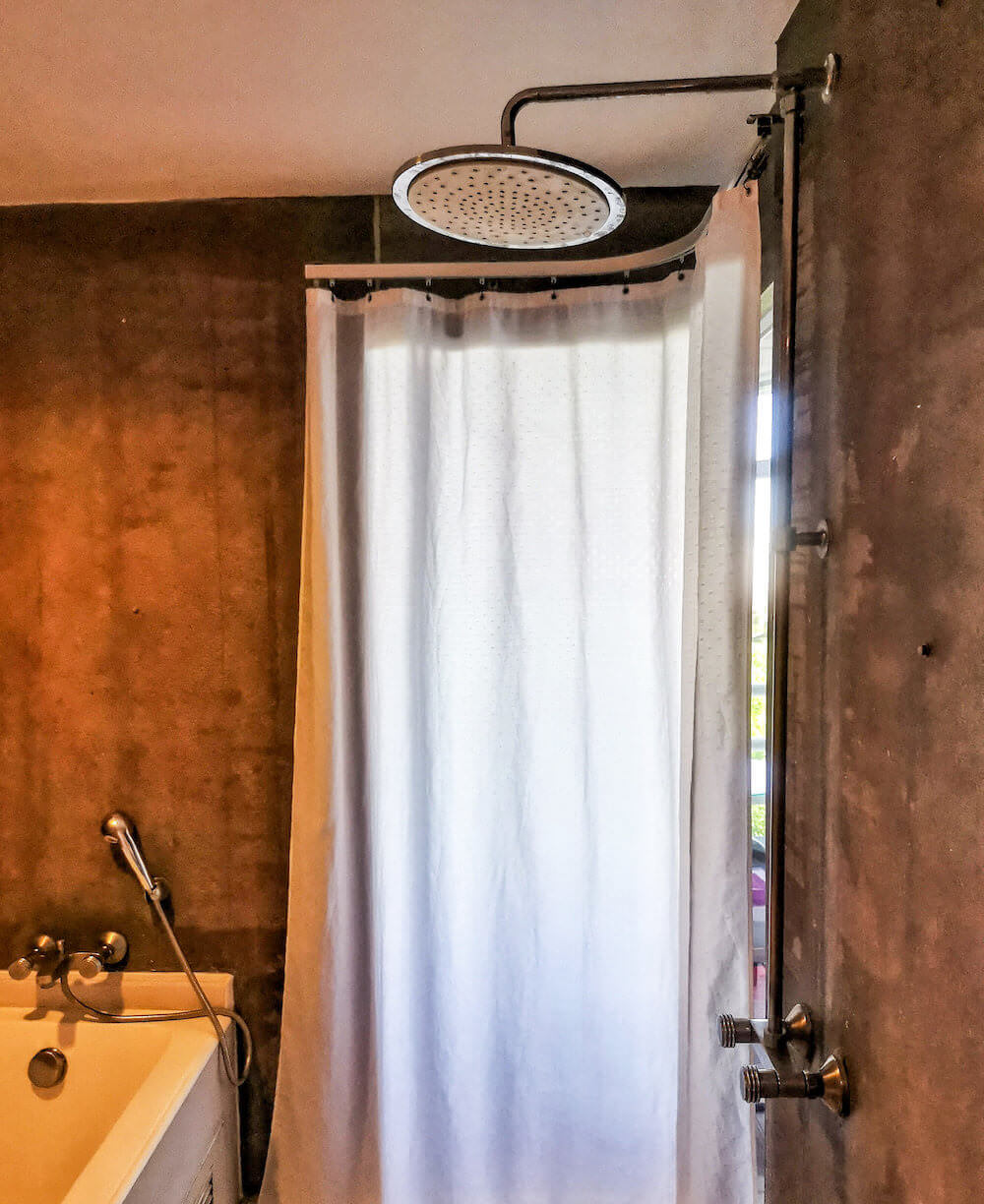 サンダレー リゾート パタヤ(Sandalay Resort Pattaya)バスルーム内のシャワーブース