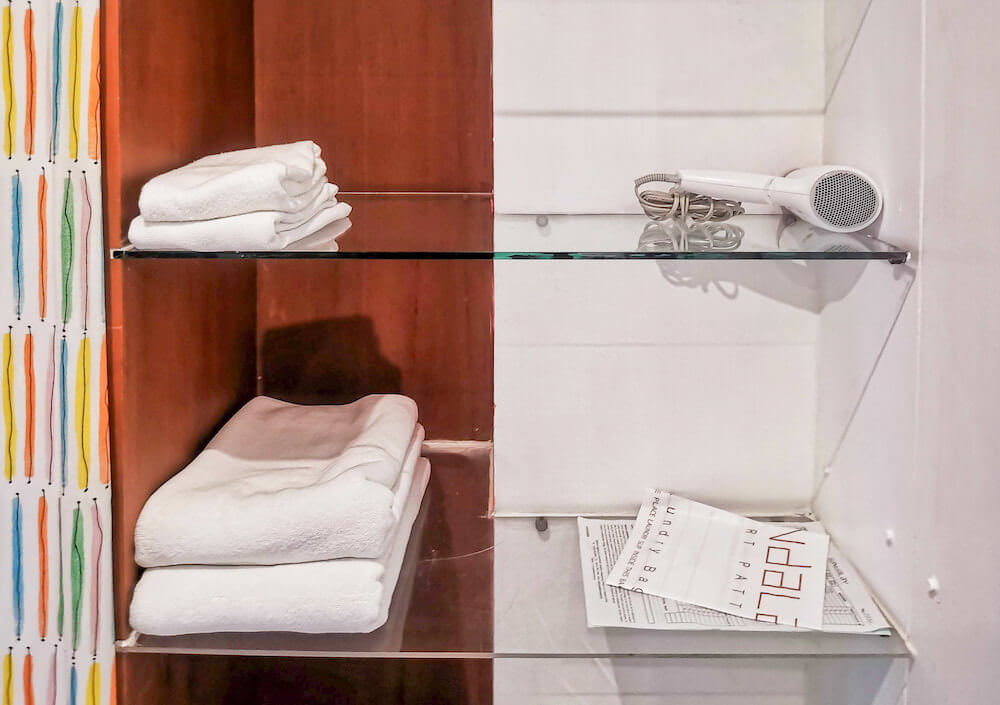 サンダレー リゾート パタヤ(Sandalay Resort Pattaya)客室バスルームのリネン類とドライヤー