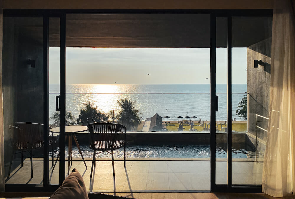 アナアナン リゾート アンド ヴィラズ パタヤ(Ana Anan Resort and Villas Pattaya)の客室から望むオーシャンビュー