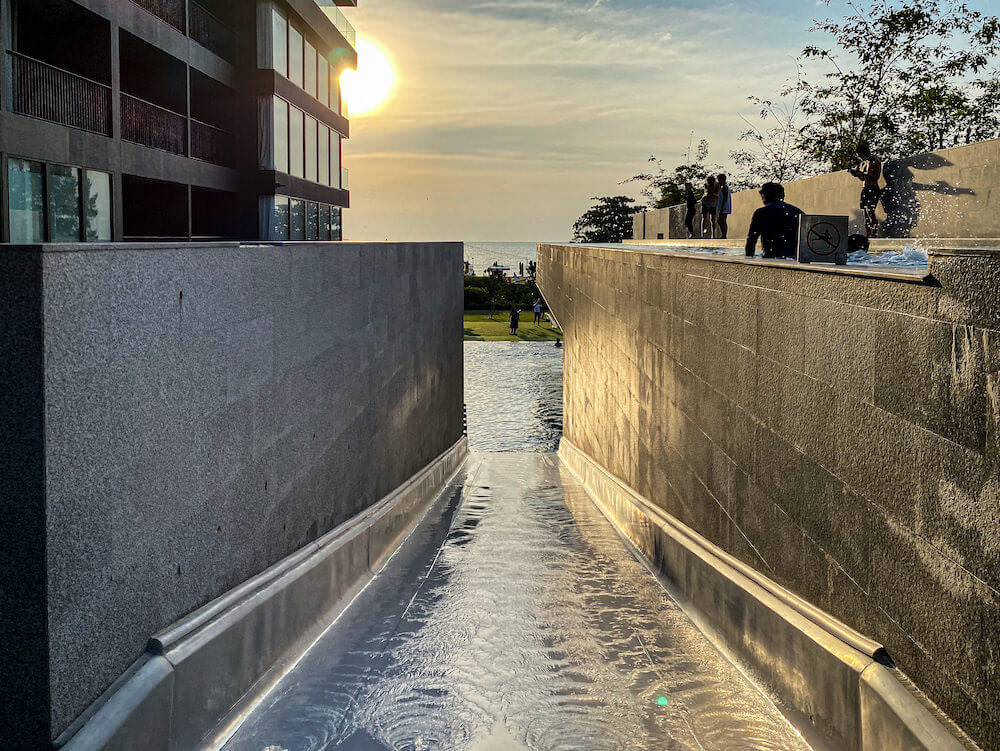 インフィニティプールのウォータースライダー