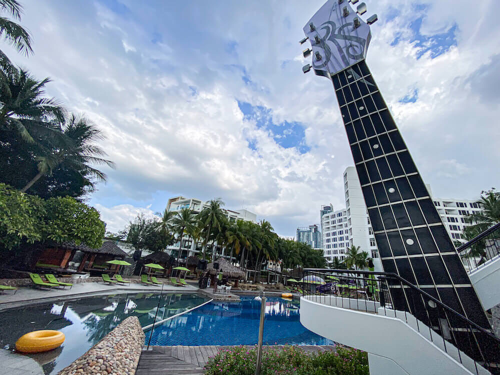 ハードロック ホテル パタヤ(Hard Rock Hotel Pattaya)の入り口にあるギターのオブジェ