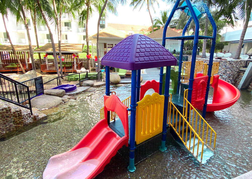 ハードロック ホテル パタヤ(Hard Rock Hotel Pattaya)のプールにある子供用滑り台