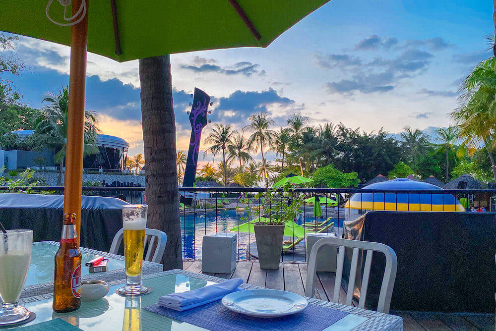 ハードロック ホテル パタヤ(Hard Rock Hotel Pattaya)のレストランから望むサンセット