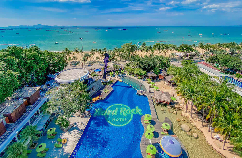 上空から見たハードロック ホテル パタヤ(Hard Rock Hotel Pattaya)のプール