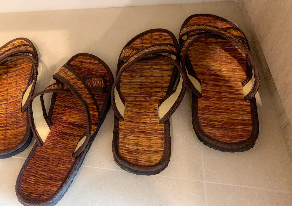 デラックス プールビュー(Deluxe Pool View)に備えられている館内用スリッパ