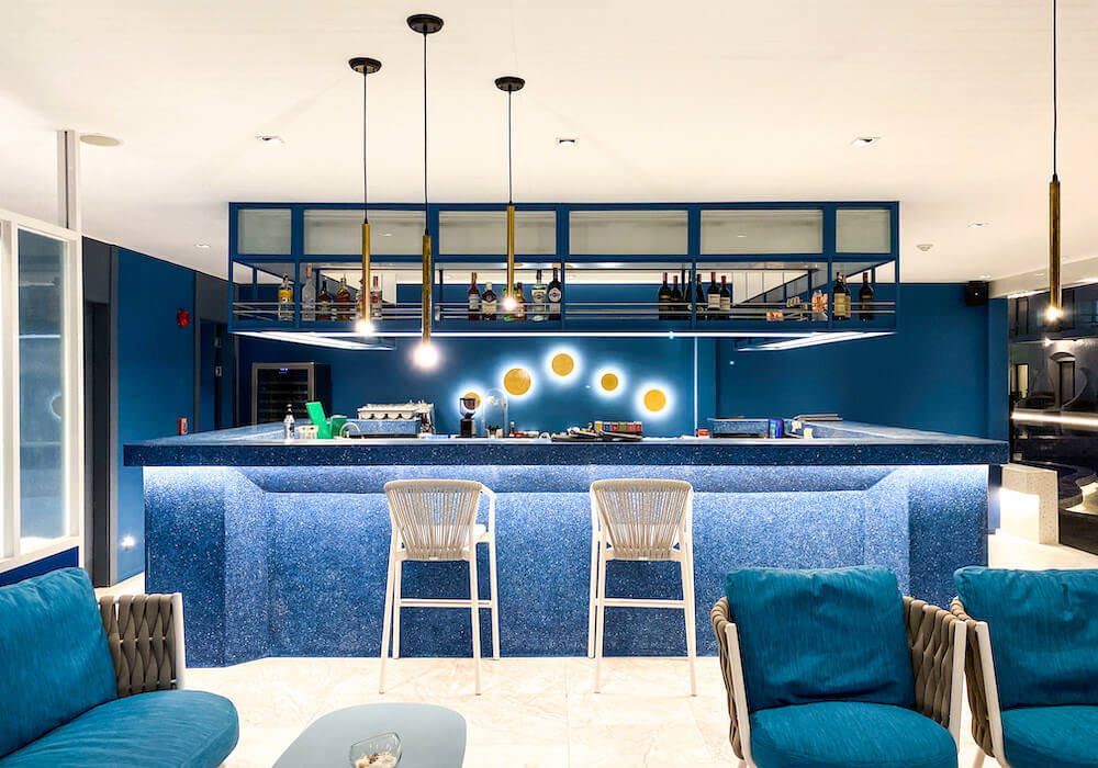 クラム パタヤ(Kram Pattaya)のプールサイドにあるバー