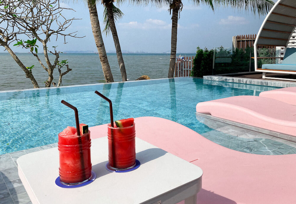 クラム パタヤ(Kram Pattaya)のプールサイドで飲んだフルーツシェイク