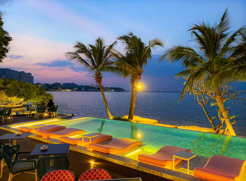 クラム パタヤ(Kram Pattaya)から見える夜のナクルアビーチ