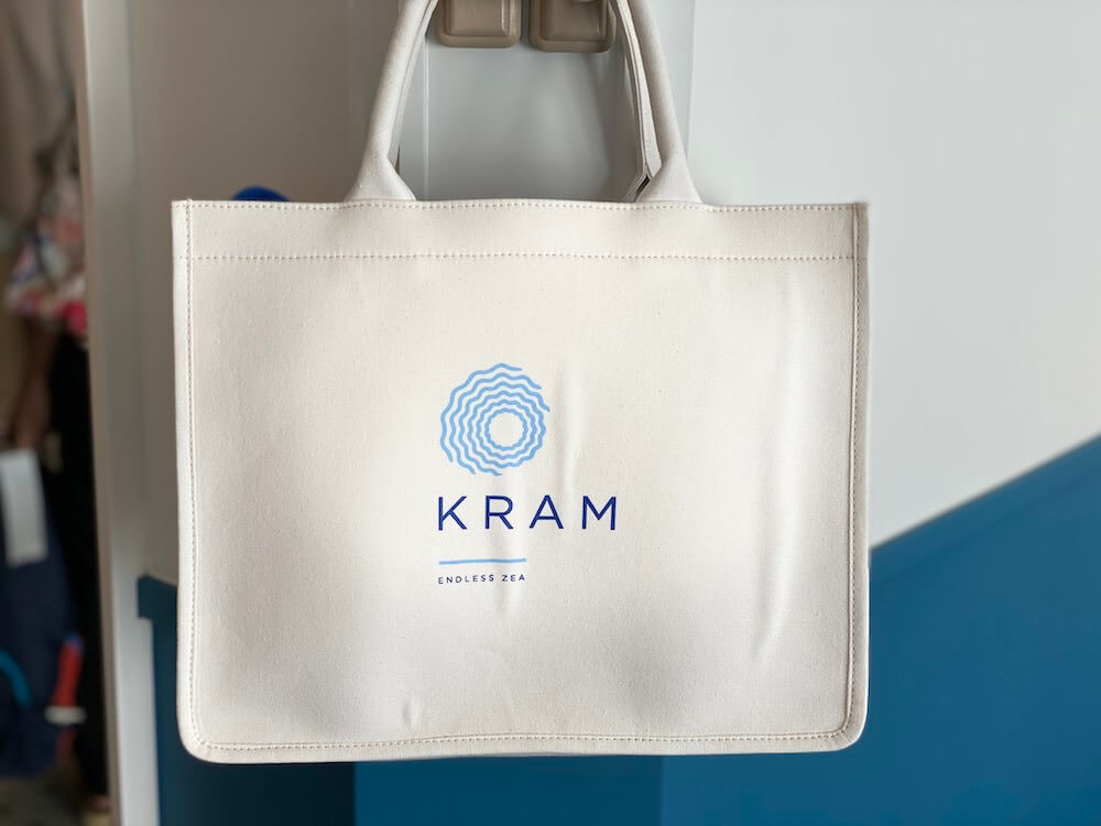 クラム パタヤ(Kram Pattaya)の客室にあるビーチバッグ