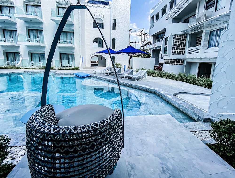 クラム パタヤ(Kram Pattaya)の客室バルコニー(プールアクセス)