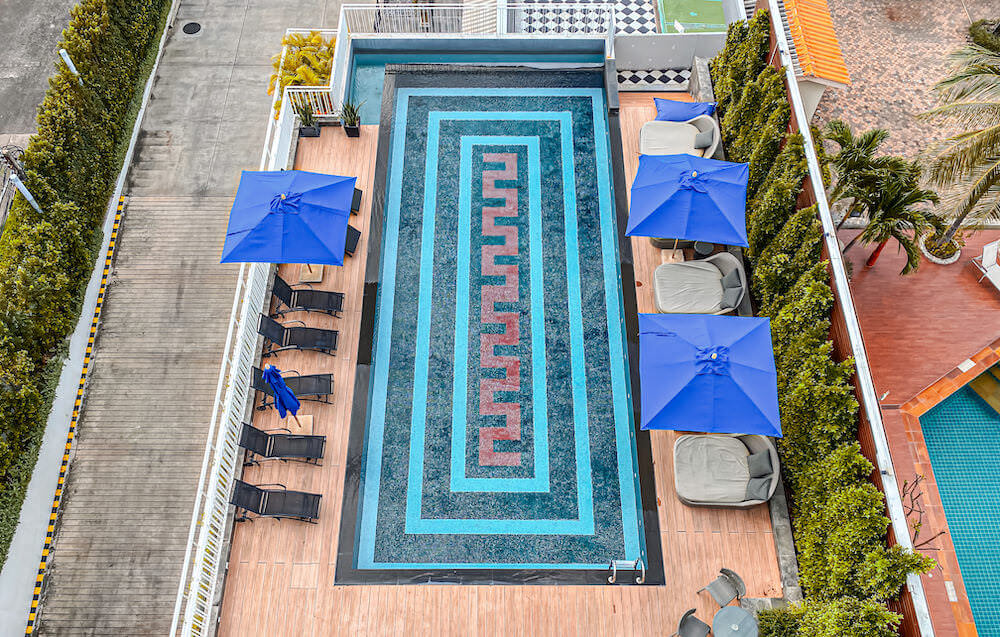 上から見たメラ マーレ パタヤ(Mera Mare Pattaya)のプール