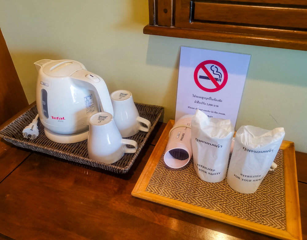 ザ パット ホテル(The Pat Hotel Pattaya)客室に備えられている電子ケトル、コップ、ドライヤー