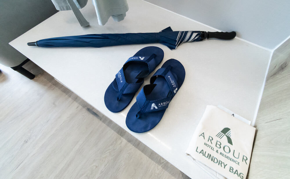 アーバー ホテル アンド レジデンス パタヤ(Arbour Hotel and Residence Pattaya)の客室に備えてある室内スリッパ、傘