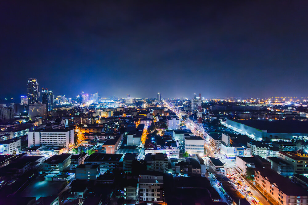 アーバー ホテル アンド レジデンス パタヤ(Arbour Hotel and Residence Pattaya)のルーフトップから望むパタヤの夜景