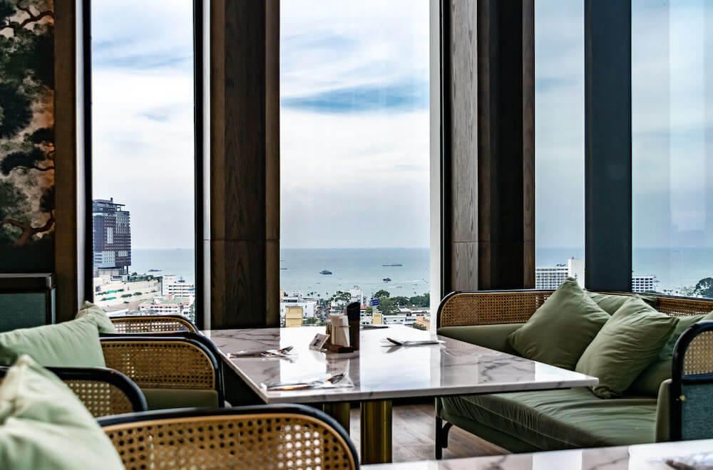 アーバー ホテル アンド レジデンス パタヤ(Arbour Hotel and Residence Pattaya)ルーフトップのレストランから望むパタヤビーチ
