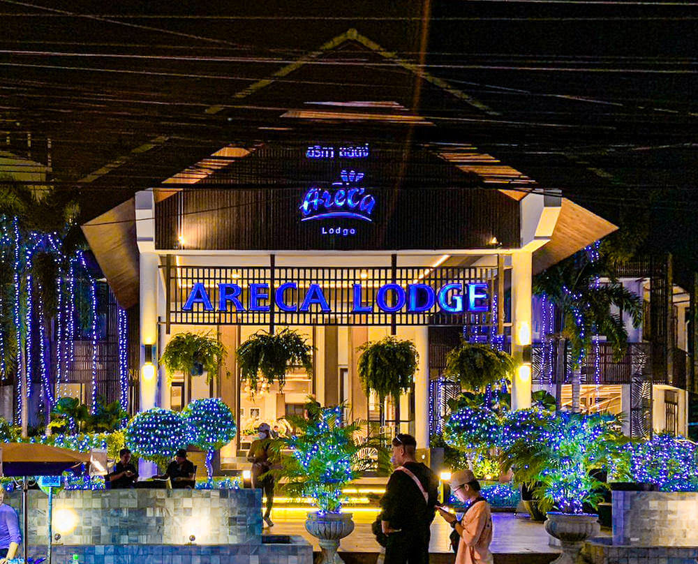 夜のアレカロッジ(Areca Lodge)の外観