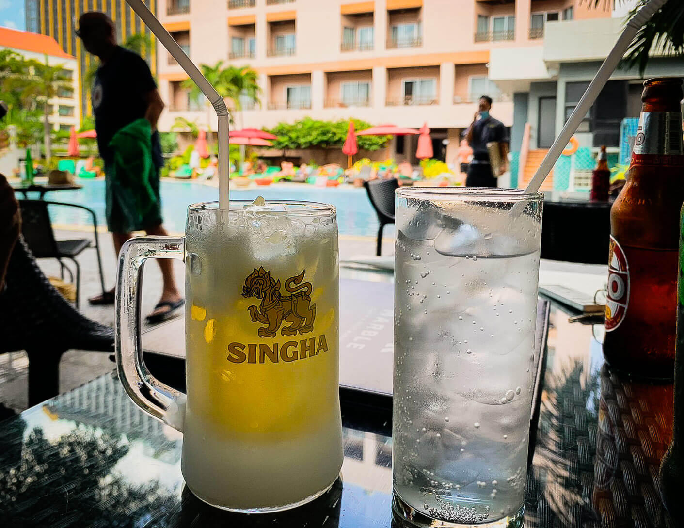 アレカロッジ(Areca Lodge)のプールサイドバーで飲んだビール