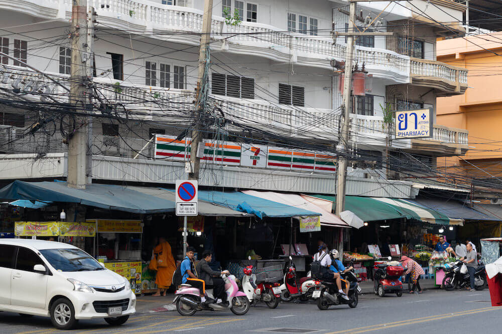 アサナ ホテル&レジデンス(Asana Hotel & Residence)の向かいにあるコンビニ