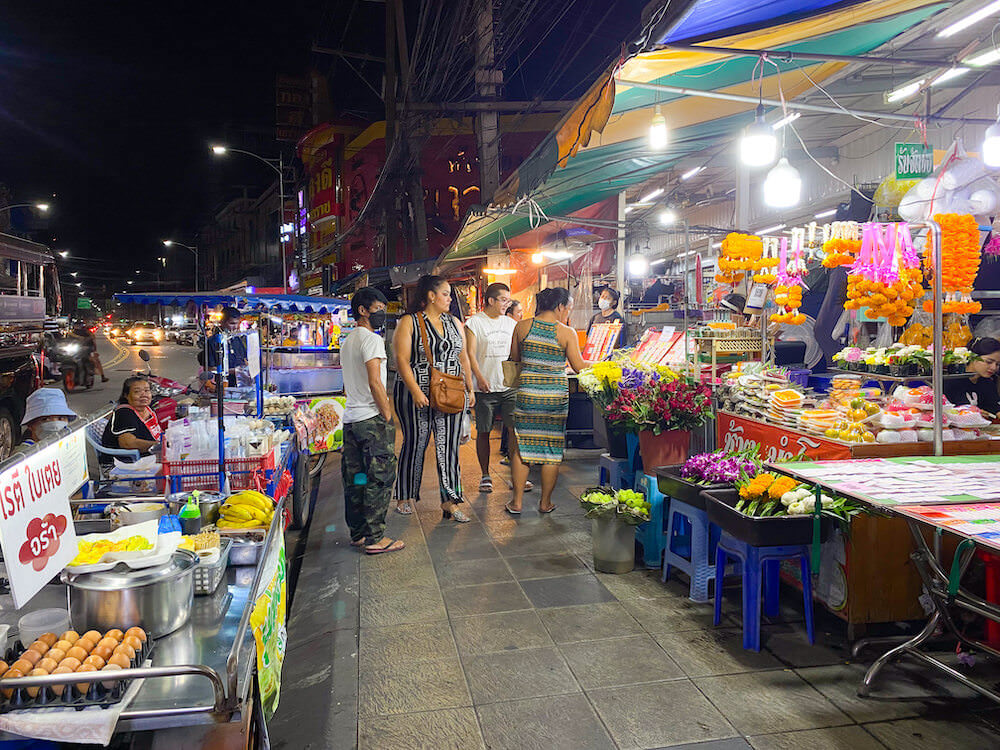 アサナ ホテル&レジデンス(Asana Hotel & Residence)向かいで深夜まで営業している屋台