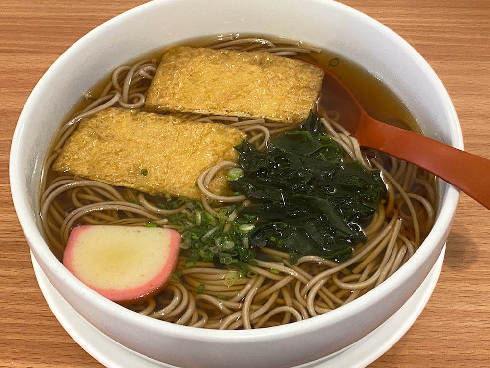 アサナ ホテル&レジデンス(Asana Hotel & Residence)の近くにある日本食の食堂「大阪」で食べたきつねそば