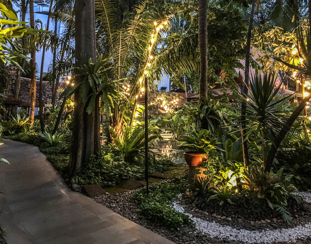 夜のライトアップされたアヴァニ パタヤ リゾート（Avani Pattaya Resort）の中庭４