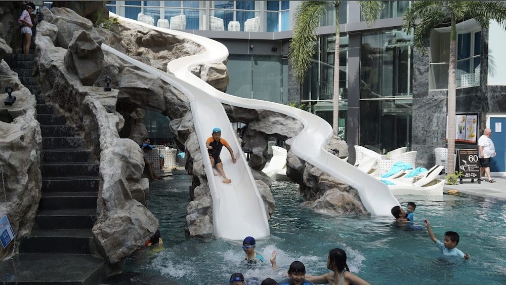 センタラ アズール ホテル パタヤ(Centara Azure Hotel Pattaya)のプールにあるウォータースライダー