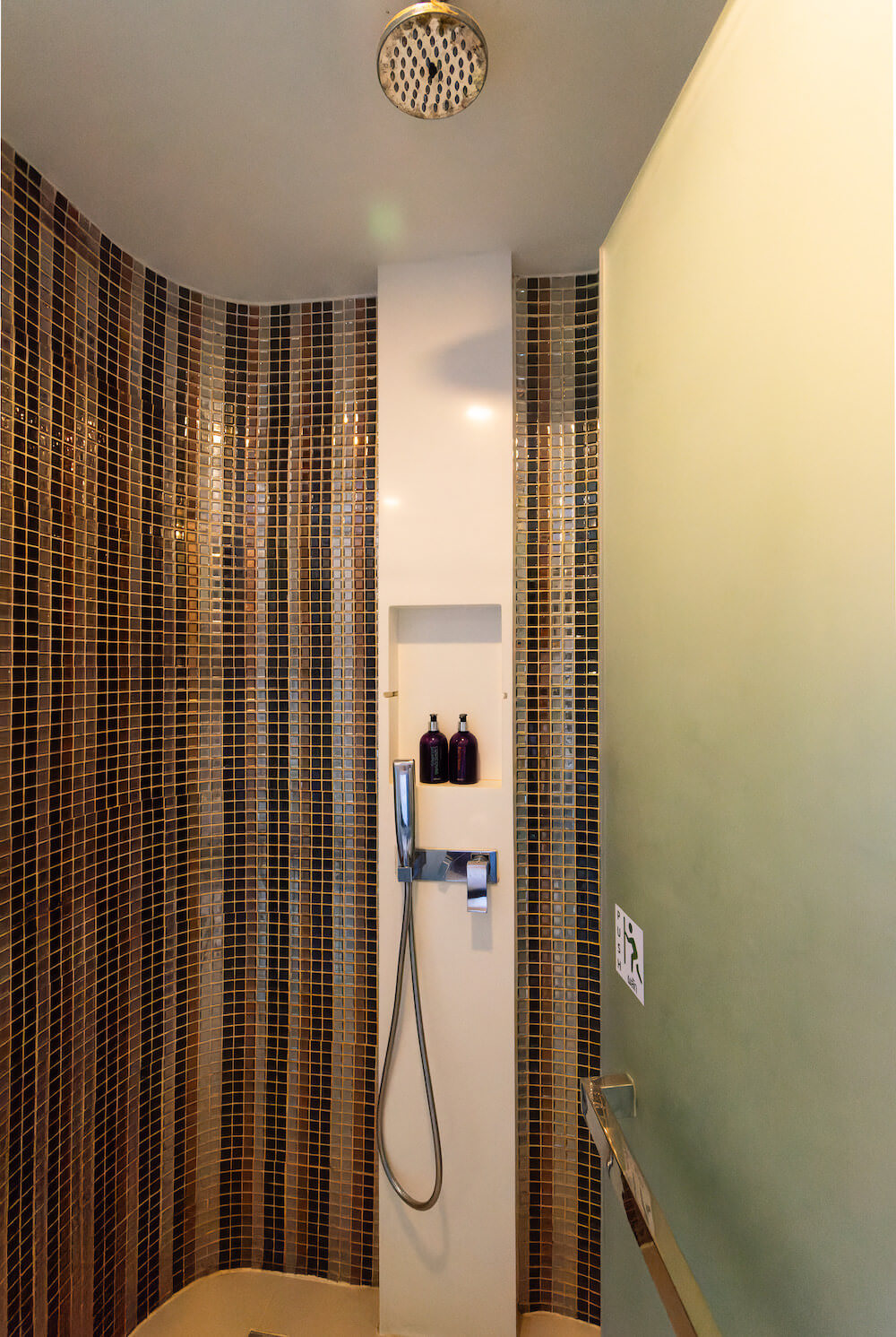 センタラ アズール ホテル パタヤ(Centara Azure Hotel Pattaya)の客室シャワーブース