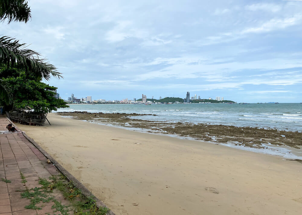 コートヤード バイ マリオット ノース パタヤ(Courtyard by Marriott North Pattaya)目の前のビーチ