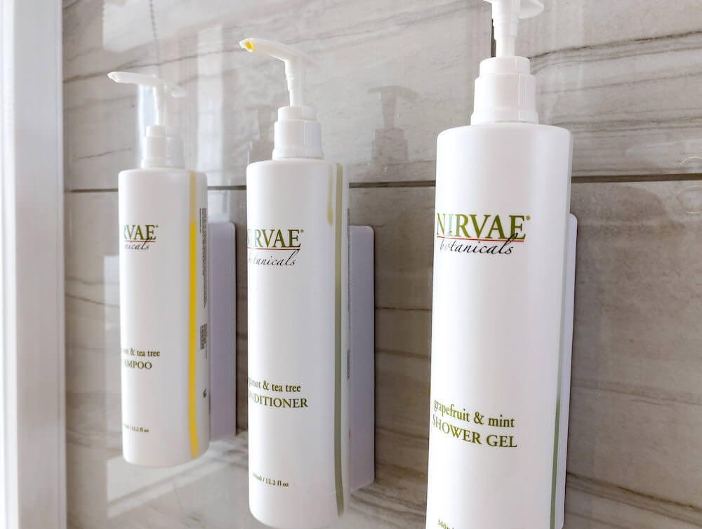 コートヤード バイ マリオット ノース パタヤ(Courtyard by Marriott North Pattaya)デラックス シティビュールーム キングベッド(Deluxe, Larger Guest room, 1 King, City view)に備え付けのシャンプー、コンディショナー、ボディソープ