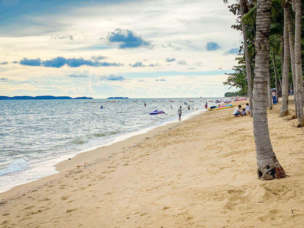 ディー ワーリー ジョムティエン ビーチ パタヤ ホテル(D Varee Jomtien Beach Pattaya Hotel)目の前のジョムティエンビーチ