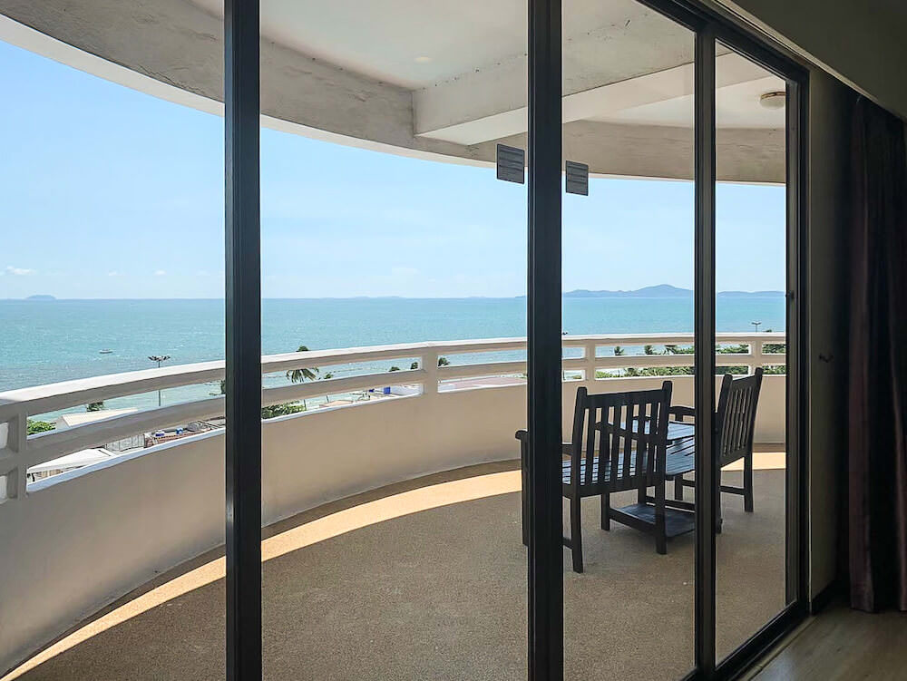 ディー ワーリー ジョムティエン ビーチ パタヤ ホテル(D Varee Jomtien Beach Pattaya Hotel)のバルコニー