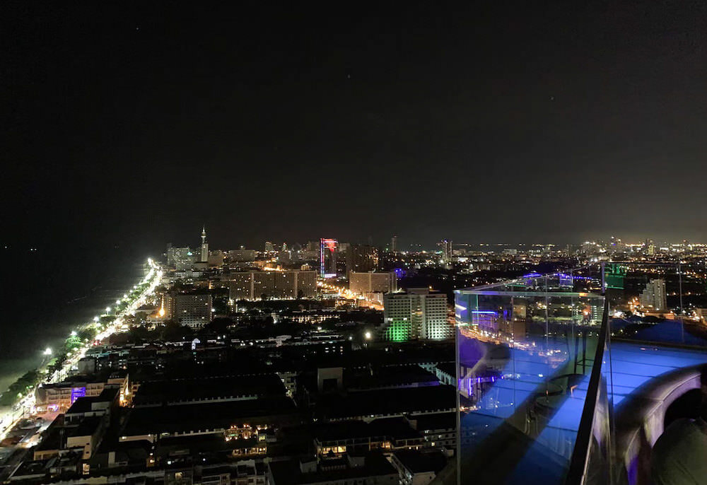 ディー ワーリー ジョムティエン ビーチ パタヤ ホテル(D Varee Jomtien Beach Pattaya Hotel)から見える夜景