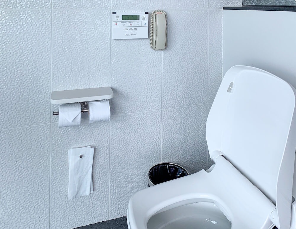 グランデセンターポイントパタヤ(Grande Centre Point Pattaya)パノラマスイートシービュー客室のウォシュレット付きトイレ