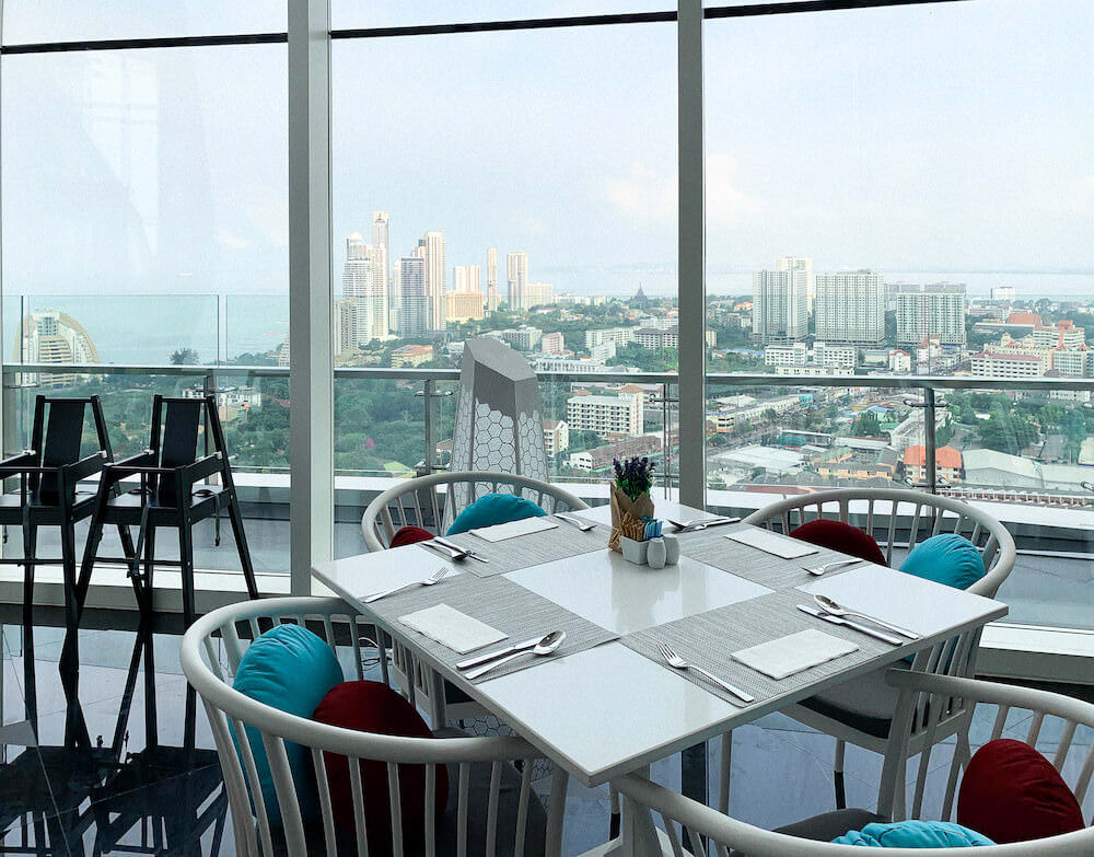 グランデセンターポイントパタヤ(Grande Centre Point Pattaya)の朝食会場3