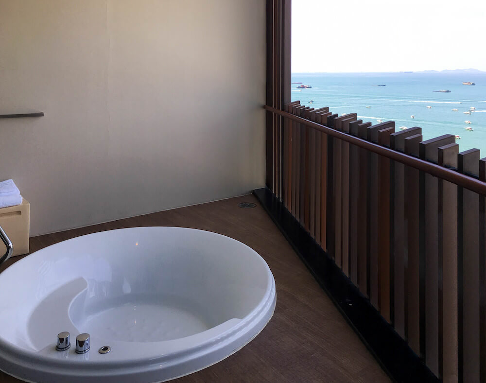 ヒルトンパタヤ(Hilton Pattaya)のキング デラックス オーシャン スイートのバスタブ