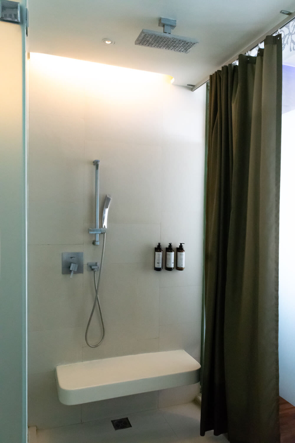 ホテル バラクーダ ヒートン パタヤ バイ コンパス ホスピタリティ（Hotel Baraquda Heeton Pattaya by Compass Hospitality）の客室シャワールーム２