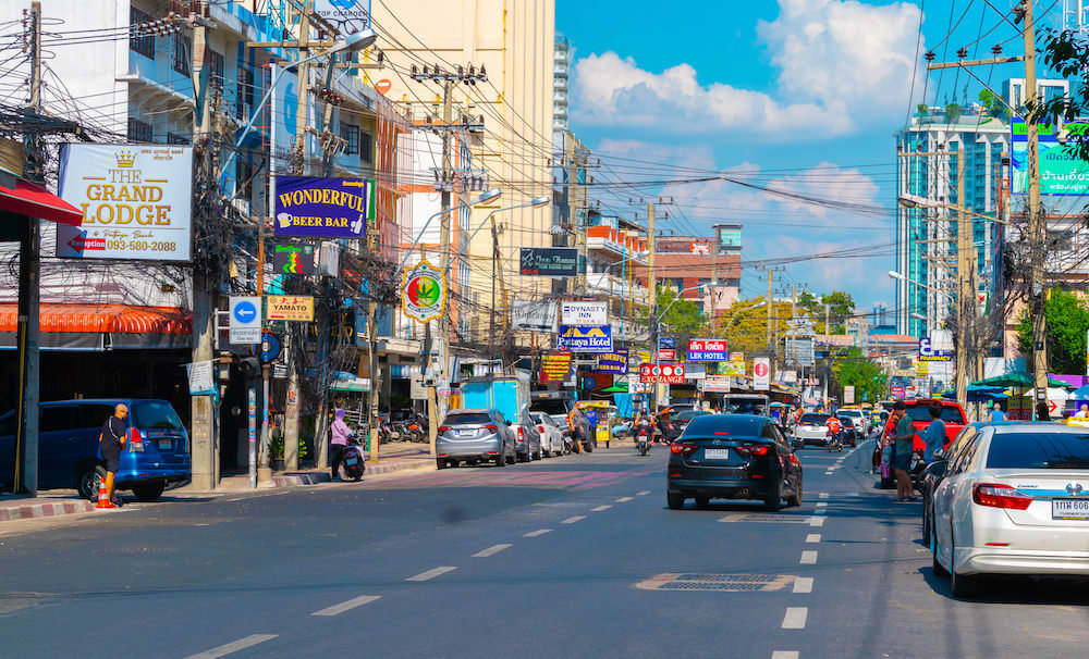 ホテル バラクーダ ヒートン パタヤ バイ コンパス ホスピタリティ(Hotel Baraquda Heeton Pattaya by Compass Hospitality)目の前のパタヤ・セカンドロード