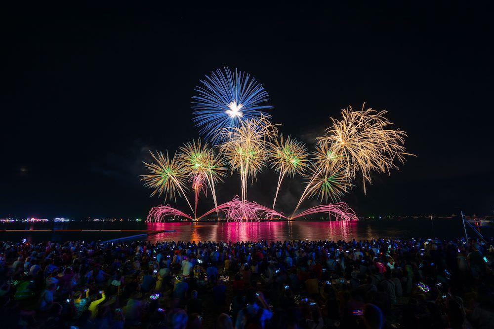 パタやビーチでのカウントダウンの様子