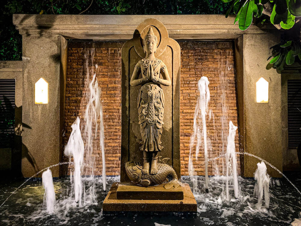 サイアム ベイショア リゾート パタヤ（Siam Bayshore Resort Pattaya）のロビーにあるブッダ像のオブジェ