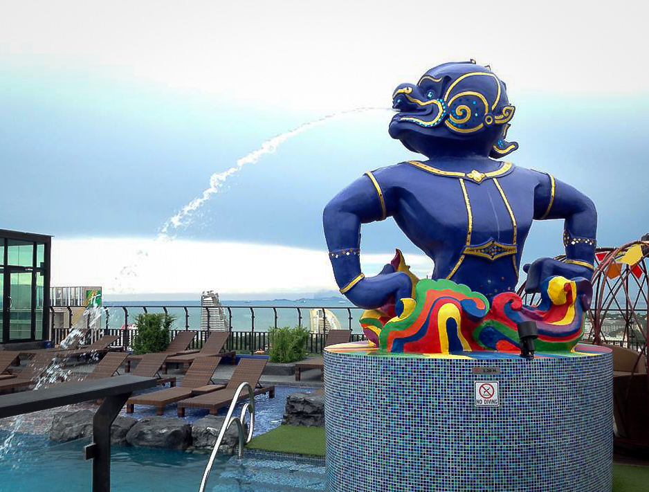 サイアム アット サイアム デザイン ホテル パタヤ(Siam @ Siam Design Hotel Pattaya)の屋上インフィニティプール3