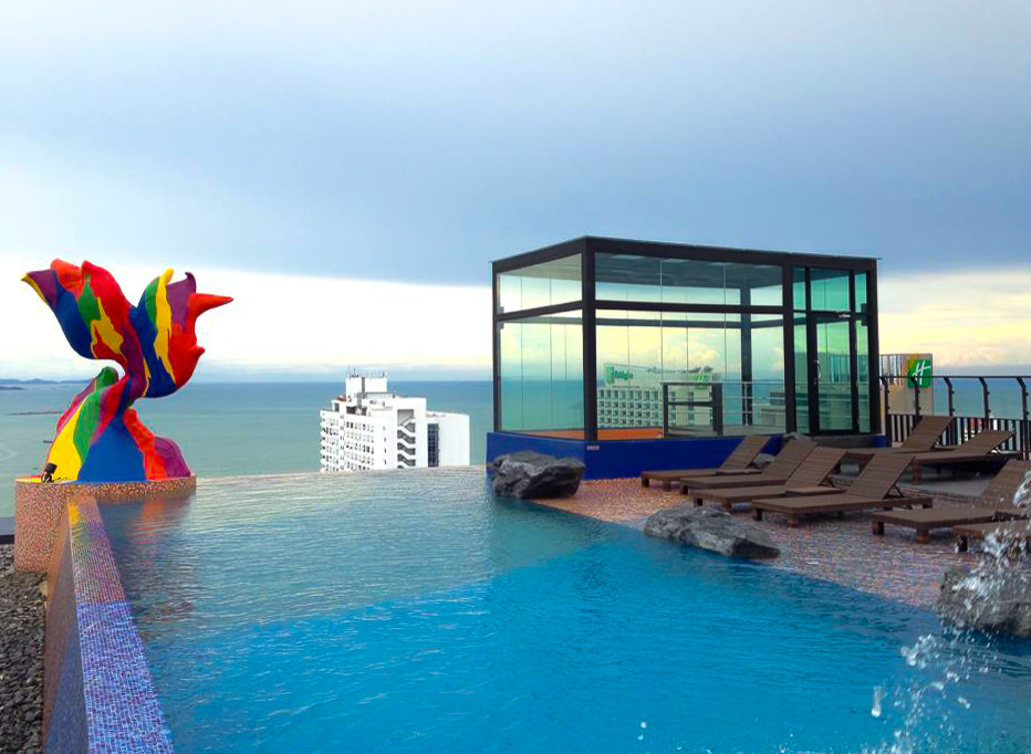 サイアム アット サイアム デザイン ホテル パタヤ（Siam @ Siam Design Hotel Pattaya）の屋上インフィニティプール２