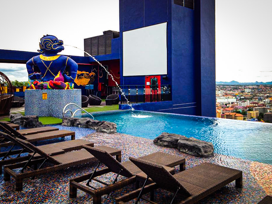 サイアム アット サイアム デザイン ホテル パタヤ(Siam @ Siam Design Hotel Pattaya)の屋上インフィニティプール5