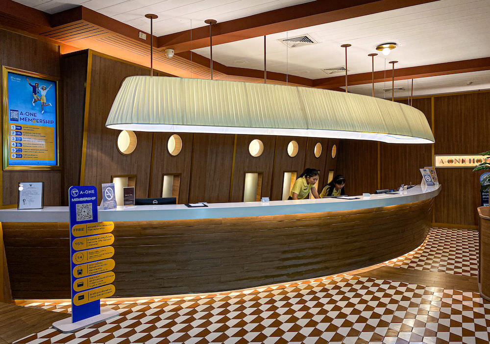 エーワン ザ ロイヤル クルーズ ホテル パタヤ(A-One The Royal Cruise Hotel Pattaya)のチェックインカウンター