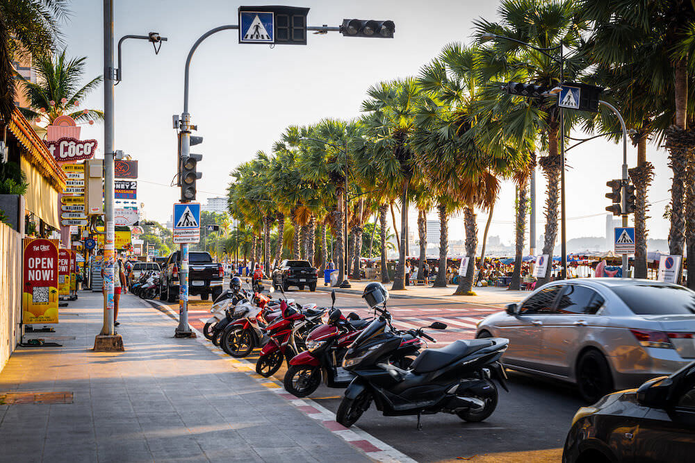 エーワン ザ ロイヤル クルーズ ホテル パタヤ(A-One The Royal Cruise Hotel Pattaya)目の前のビーチロード
