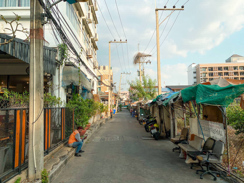 エイプリル スイーツ(April Suites Pattaya)が位置するSoi6(Pattaya Saisong 6 Alley)